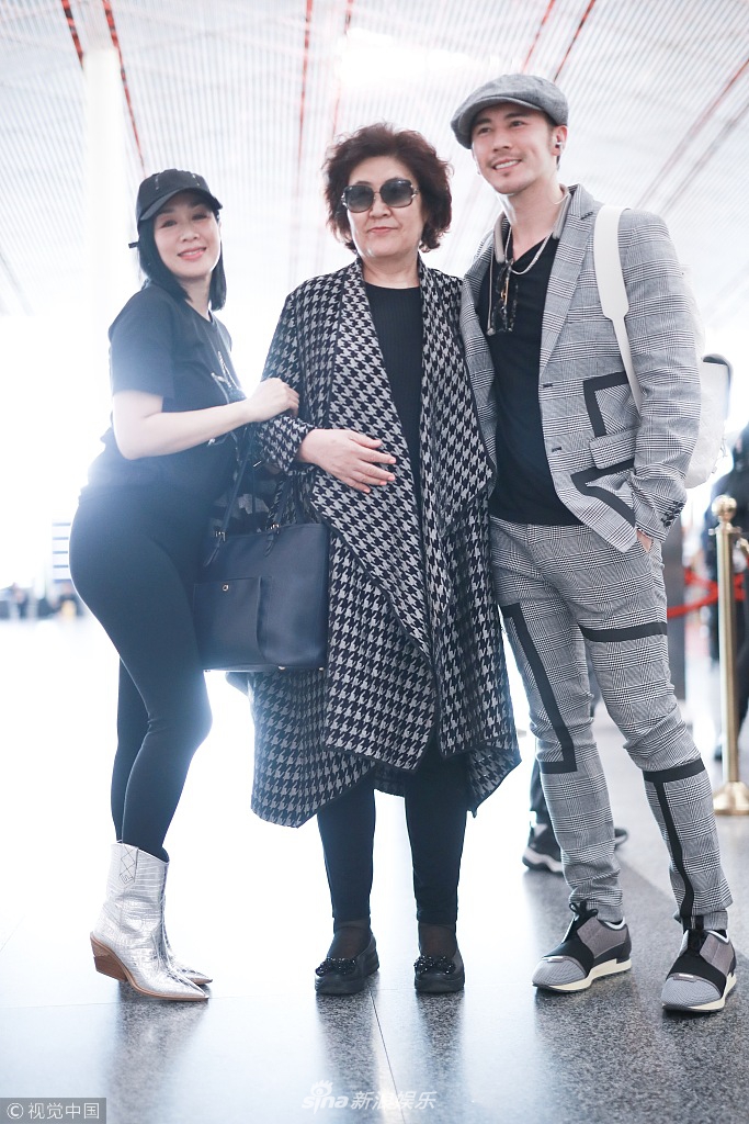 钟丽缇被曝怀四胎后首现身 紧牵老公身形丰腴大衣遮小腹