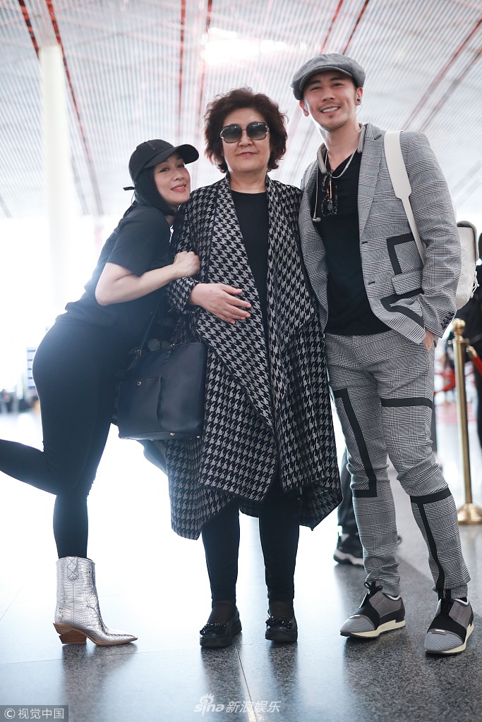 钟丽缇被曝怀四胎后首现身 紧牵老公身形丰腴大衣遮小腹