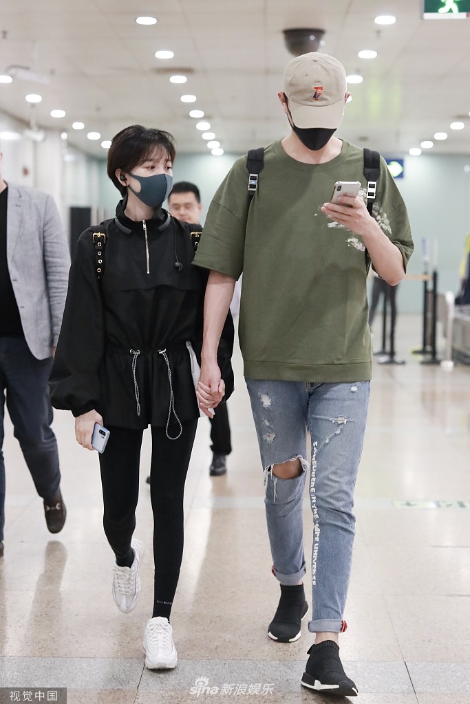组图:于小彤推行李男友力爆棚 紧牵女友陈小纭甜发糖身高差超萌