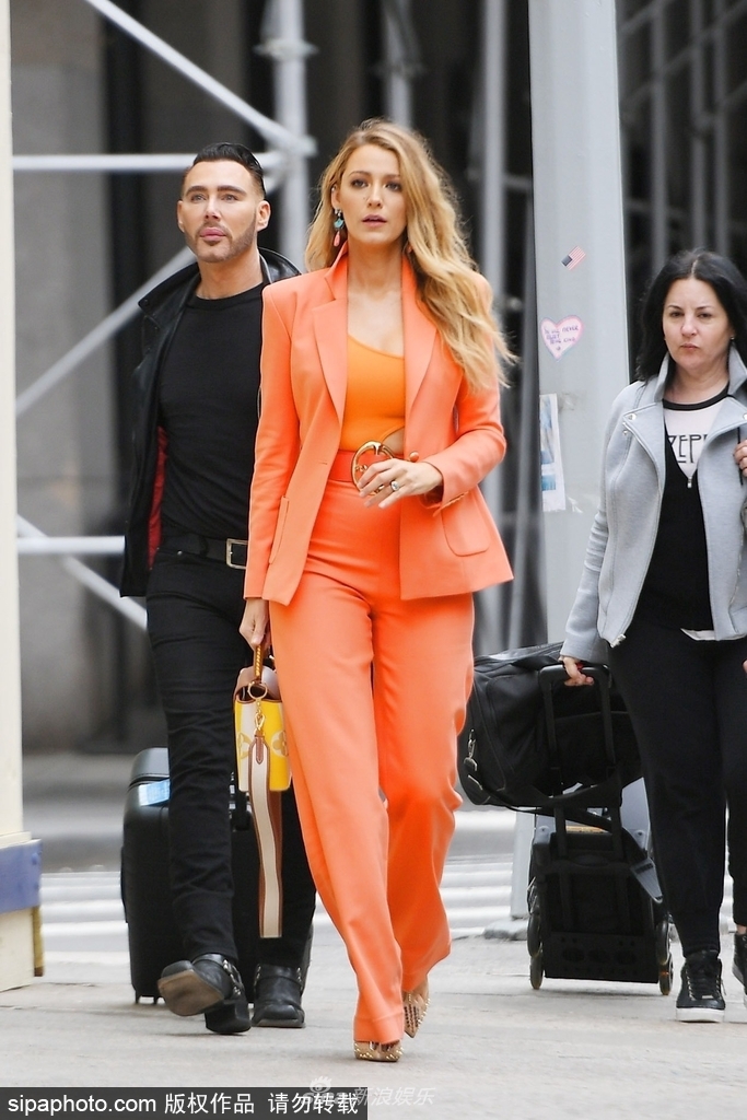 组图:布莱克·莱弗利穿珊瑚色西装套装外出气场强大超亮眼第5张图片 组图:布莱克·莱弗利穿珊瑚色西装套装外出气场强大超亮眼第5张图片