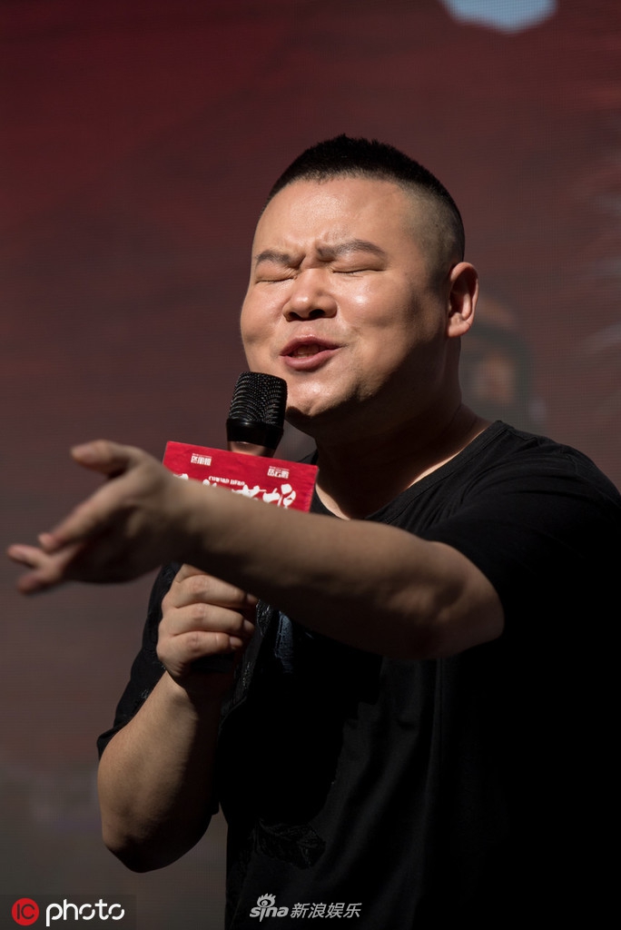 岳云鹏路演遇上山寨版“小岳岳” 暖心搀扶跌倒摄影师