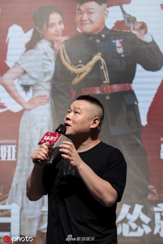 岳云鹏路演遇上山寨版“小岳岳” 暖心搀扶跌倒摄影师