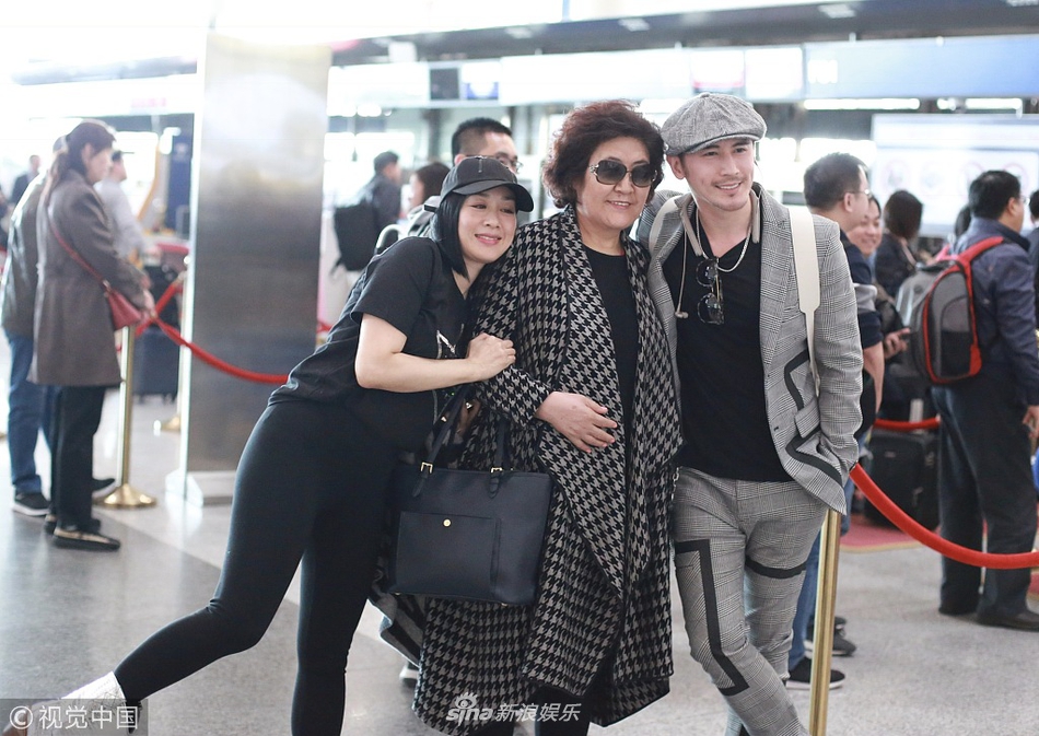 钟丽缇被曝怀四胎后首现身 紧牵老公身形丰腴大衣遮小腹