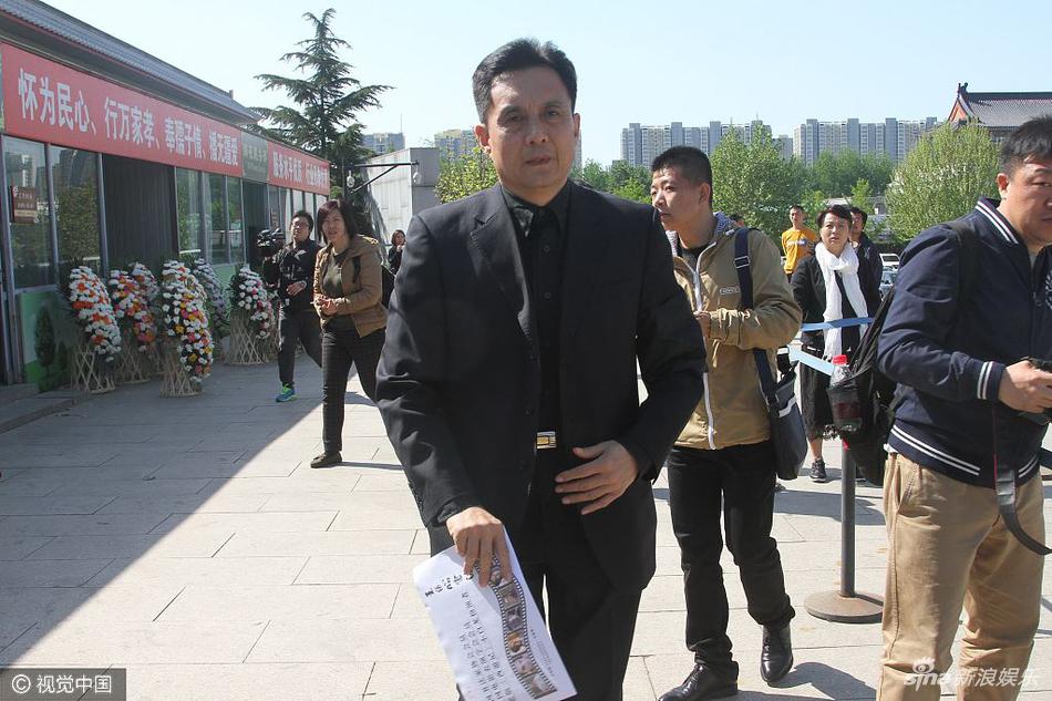《西游记》中扮演白龙马的王伯昭送别杨洁导演。图来源：视觉中国