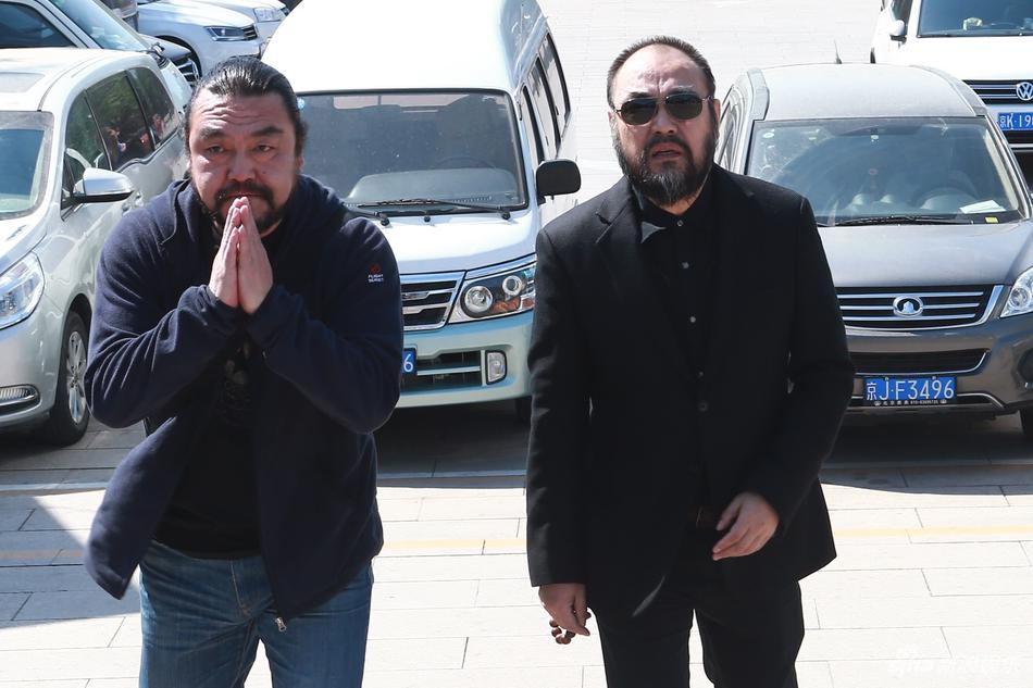 4月21日，杨洁导演的告别会在北京八宝山举行。《西游记》中众演员纷纷现身，扮演孙悟空的六小龄童，扮演白龙马的王伯昭等皆一身黑衣现身，送别杨洁导演。（王远宏/摄影）