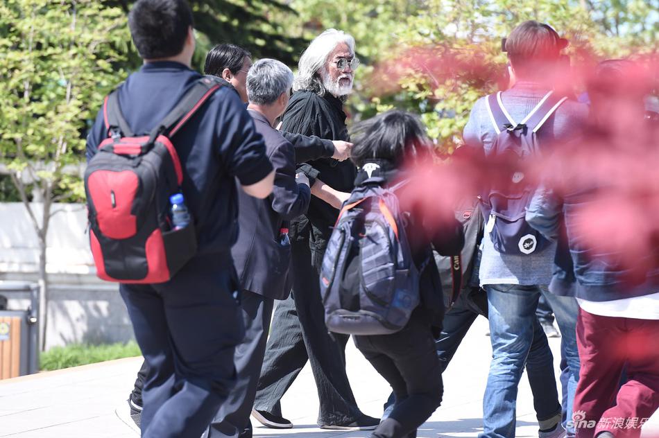 4月21日，杨洁导演的告别会在北京八宝山举行。《西游记》中众演员纷纷现身，扮演孙悟空的六小龄童，扮演白龙马的王伯昭等皆一身黑衣现身，送别杨洁导演。（王远宏/摄影）