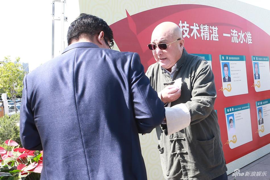 4月21日，杨洁导演的告别会在北京八宝山举行。《西游记》中众演员纷纷现身，扮演孙悟空的六小龄童，扮演白龙马的王伯昭等皆一身黑衣现身，送别杨洁导演。（王远宏/摄影）