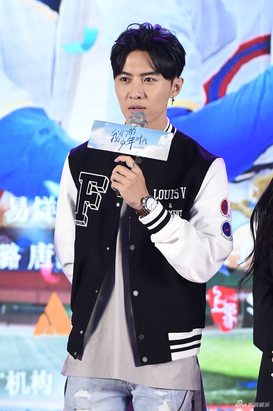 组图 薛之谦头顶奶奶灰挖鼻孔 TFboys火车上站6小时仍神采奕奕