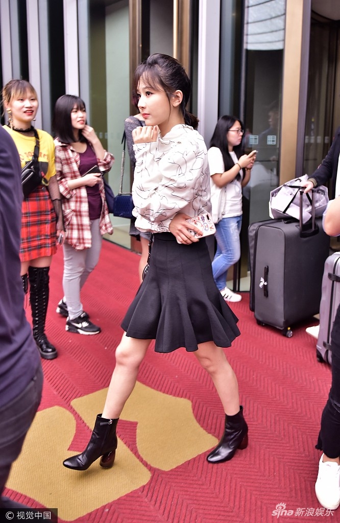 组图:杨紫手捂下巴浅笑露小酒窝 短裙淑女大方秀美腿
