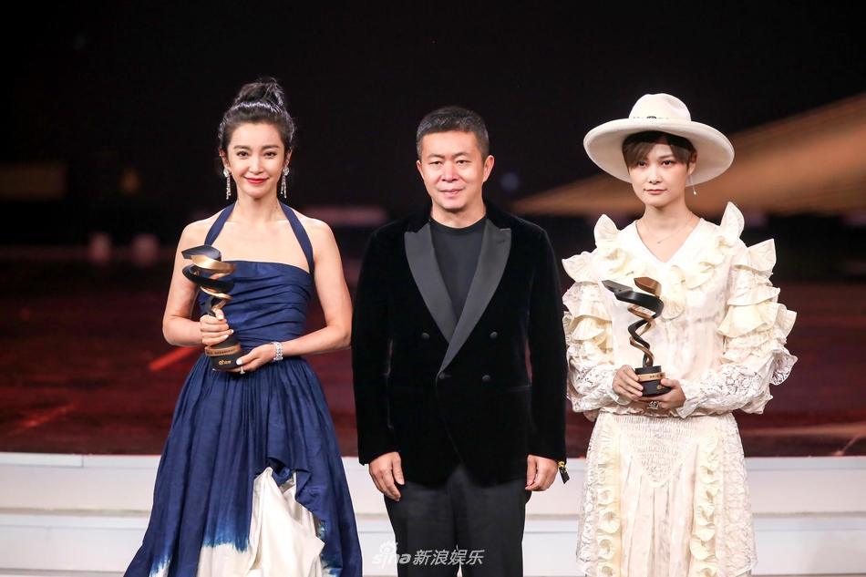 组图:2018微博之夜现场 李冰冰李宇春齐上台获荣誉