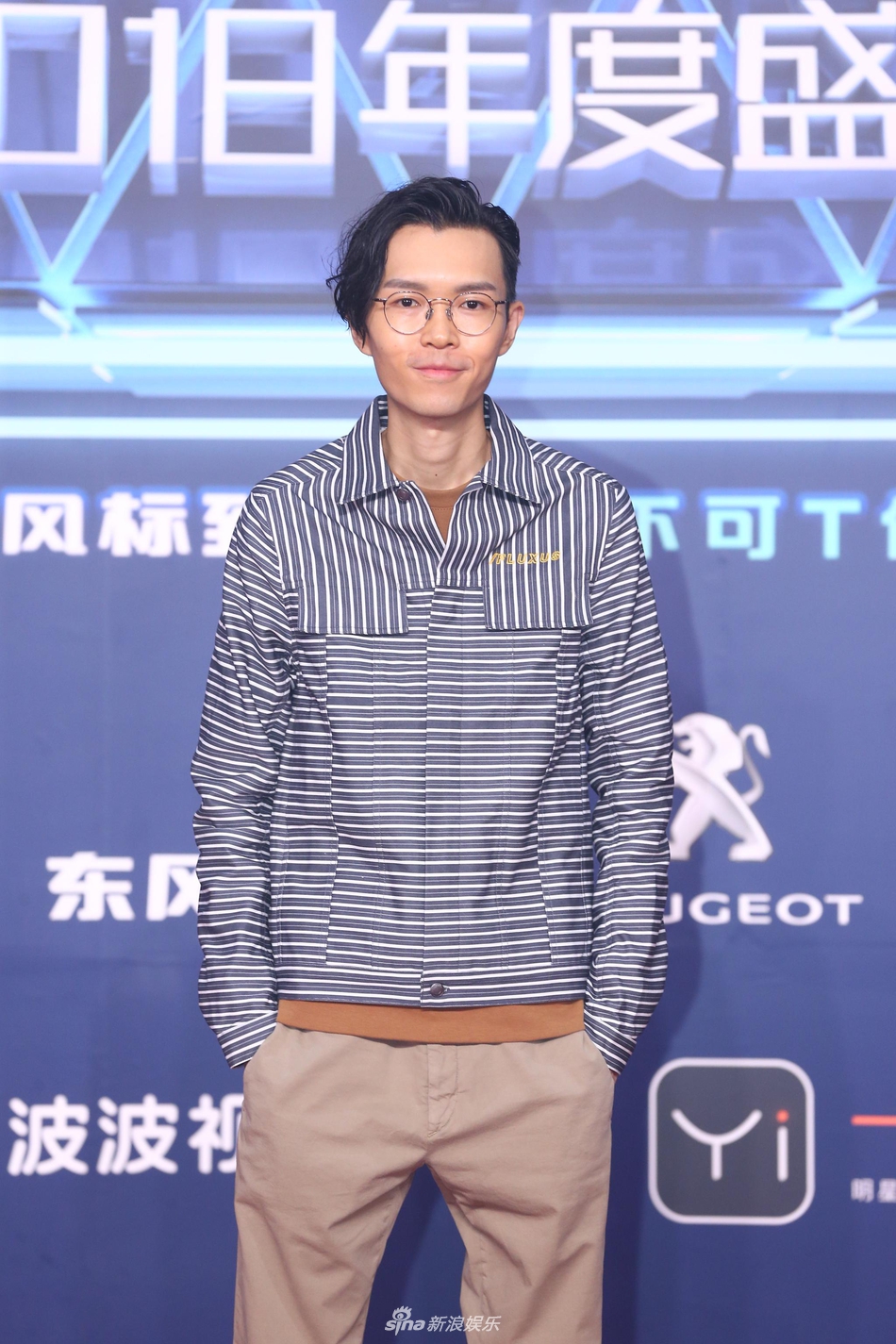 组图:方大同亮相亚洲音乐新歌榜 条纹衫戴眼镜文质彬彬