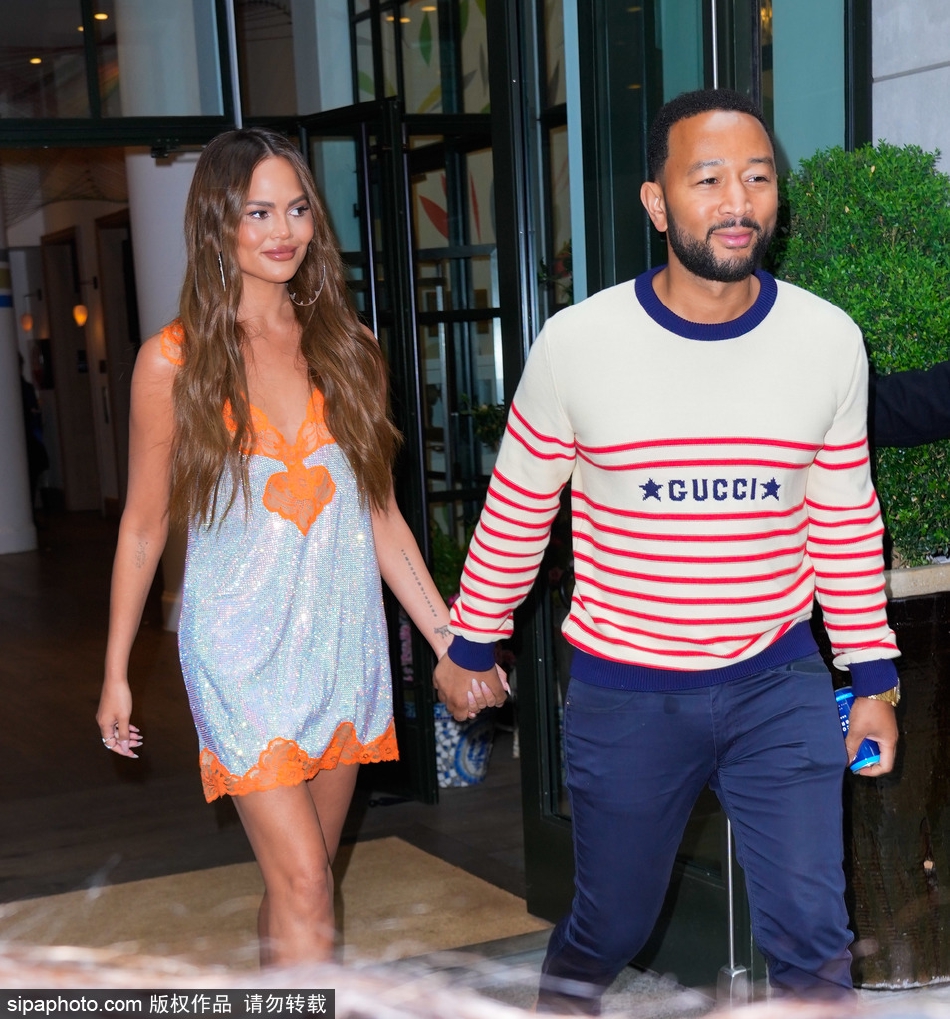 组图:约翰·传奇与妻子牵手外出“传奇嫂”超短裙秀美腿第3张图片 组图:约翰·传奇与妻子牵手外出“传奇嫂”超短裙秀美腿第3张图片