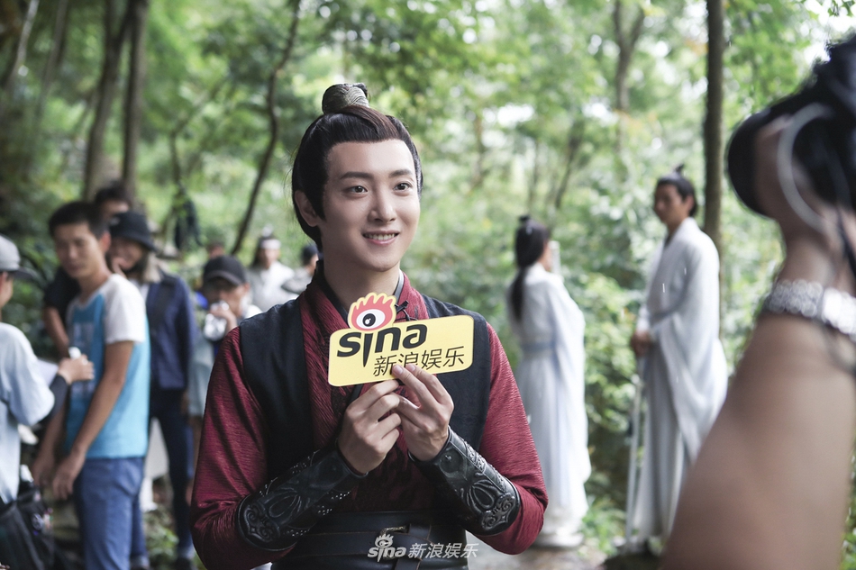 组图：《陈情令》肖战王一博说悄悄话 丰神俊朗公子如玉