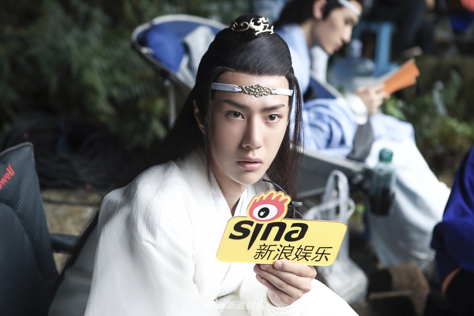组图：《陈情令》肖战王一博说悄悄话 丰神俊朗公子如玉