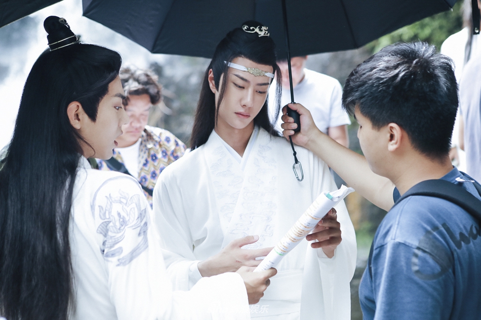 组图：《陈情令》肖战王一博说悄悄话 丰神俊朗公子如玉