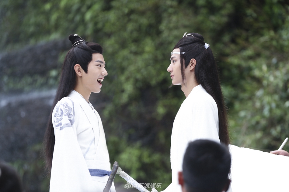 组图：《陈情令》肖战王一博说悄悄话 丰神俊朗公子如玉
