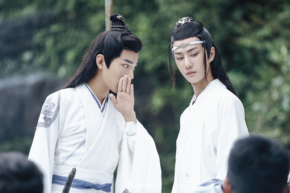 组图：《陈情令》肖战王一博说悄悄话 丰神俊朗公子如玉
