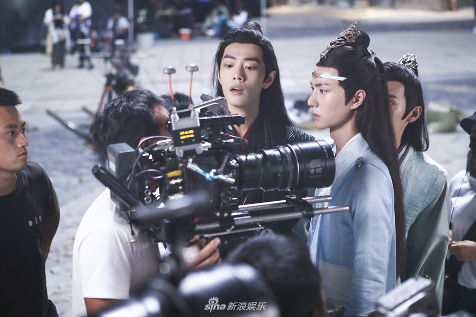 组图：《陈情令》肖战王一博说悄悄话 丰神俊朗公子如玉