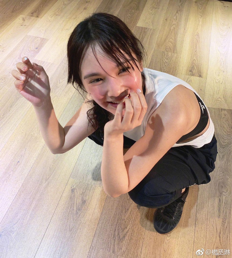 34岁杨丞琳素颜照皮肤白里透红 遭网友喊话“该洗头了“