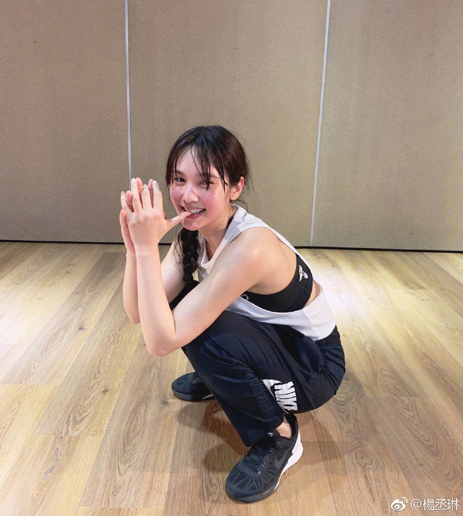 34岁杨丞琳素颜照皮肤白里透红 遭网友喊话“该洗头了“