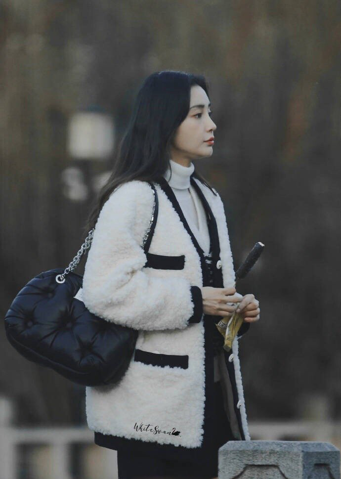 组图:angelababy新剧路透曝光毛绒外套配超短裙大秀美腿第3张图片 组图:angelababy新剧路透曝光毛绒外套配超短裙大秀美腿第3张图片