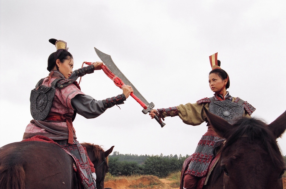 组图：《封神榜》“柳琵琶”深v泳装秀玉腿 腰部裁剪显赘肉