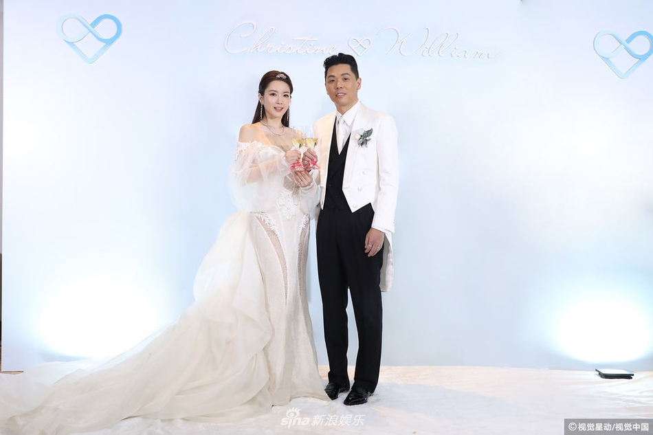 低胸婚纱新娘_新娘婚礼低胸婚纱照片(2)