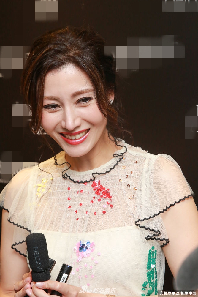 组图:48岁李嘉欣雪肌红唇纱裙难掩好身材 为儿子拒众多内地工作