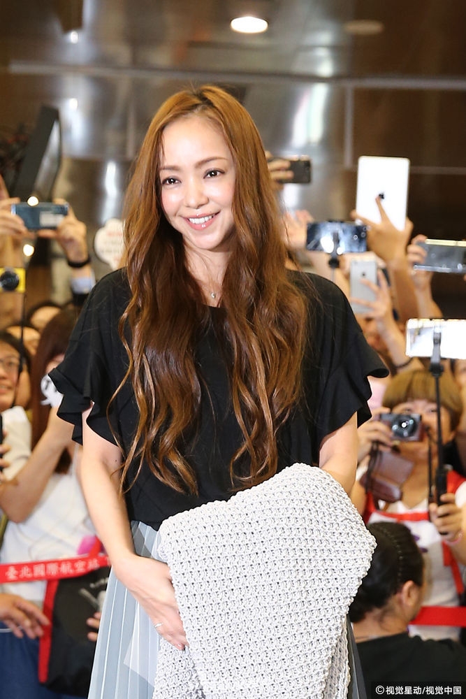 组图:41岁安室奈美惠长发飘飘仙气十足抵台 获数百粉丝接机