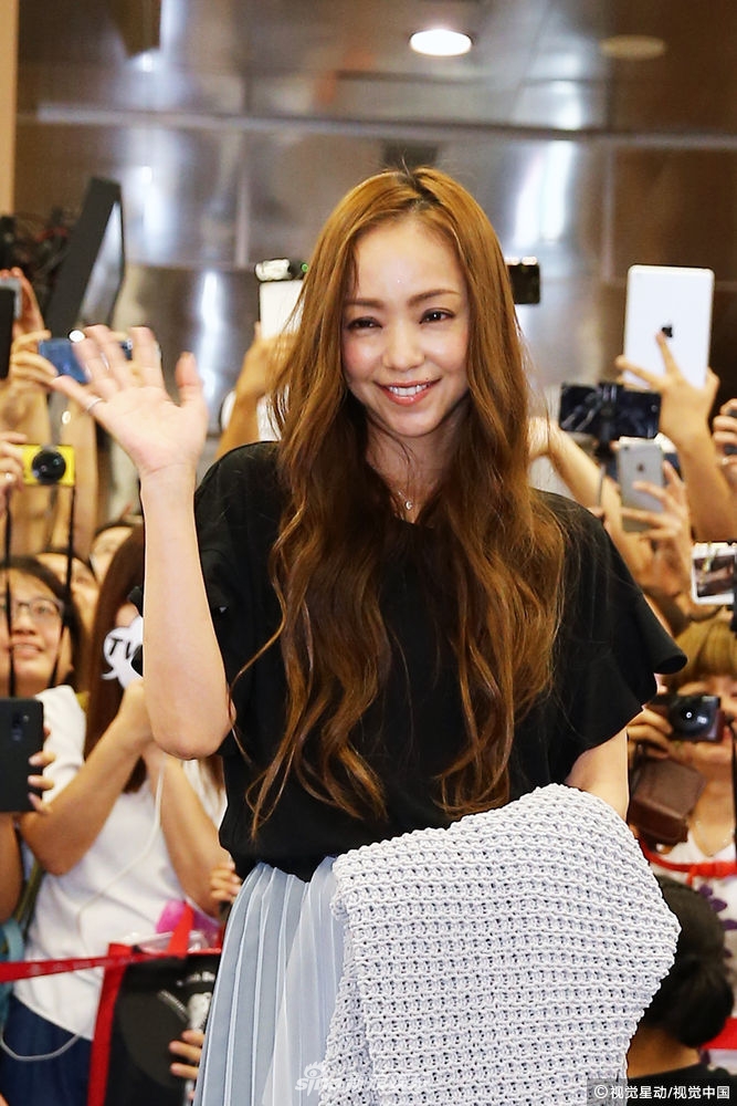 组图:41岁安室奈美惠长发飘飘仙气十足抵台 获数百粉丝接机