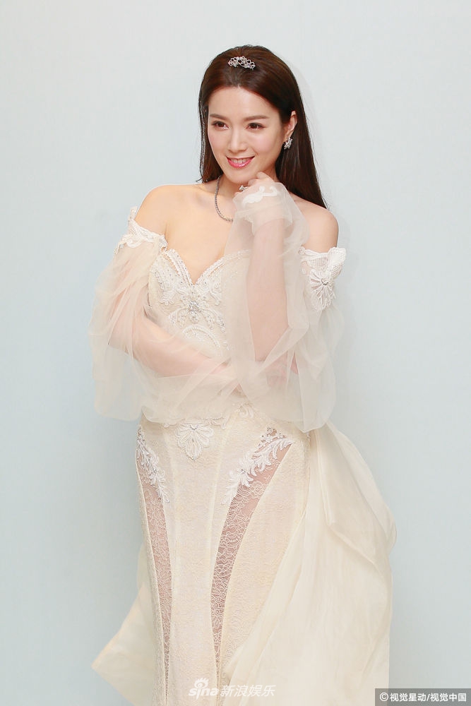 低胸婚纱新娘_新娘婚礼低胸婚纱照片(3)