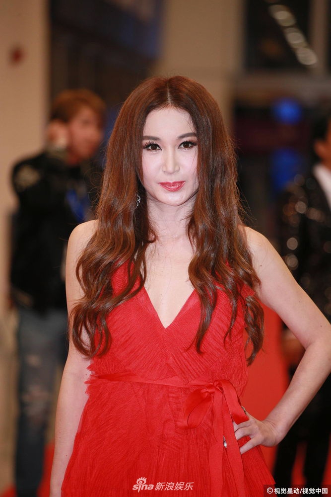 组图:温碧霞红色深v长裙亮相红毯 波浪卷发温婉大气