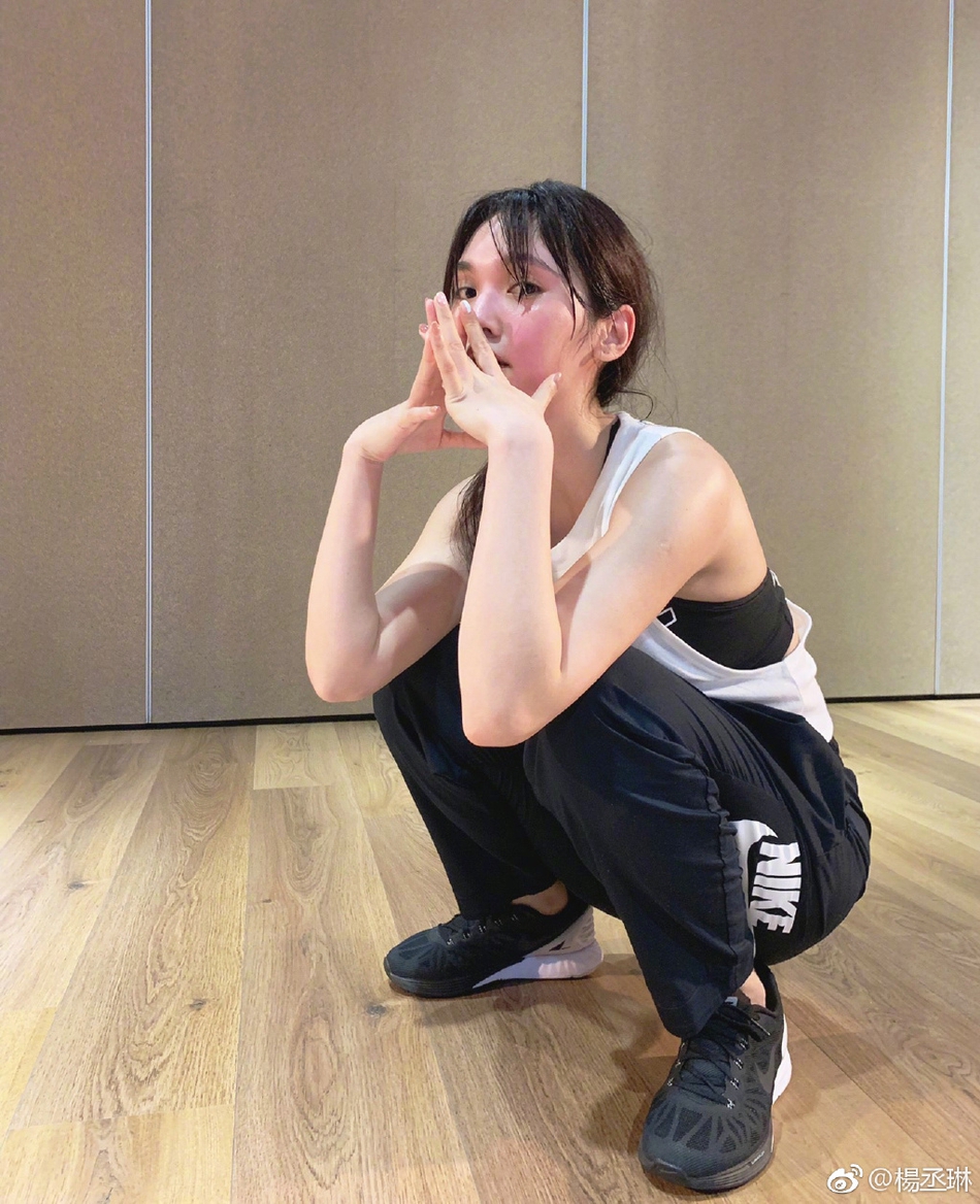 34岁杨丞琳素颜照皮肤白里透红 遭网友喊话“该洗头了“