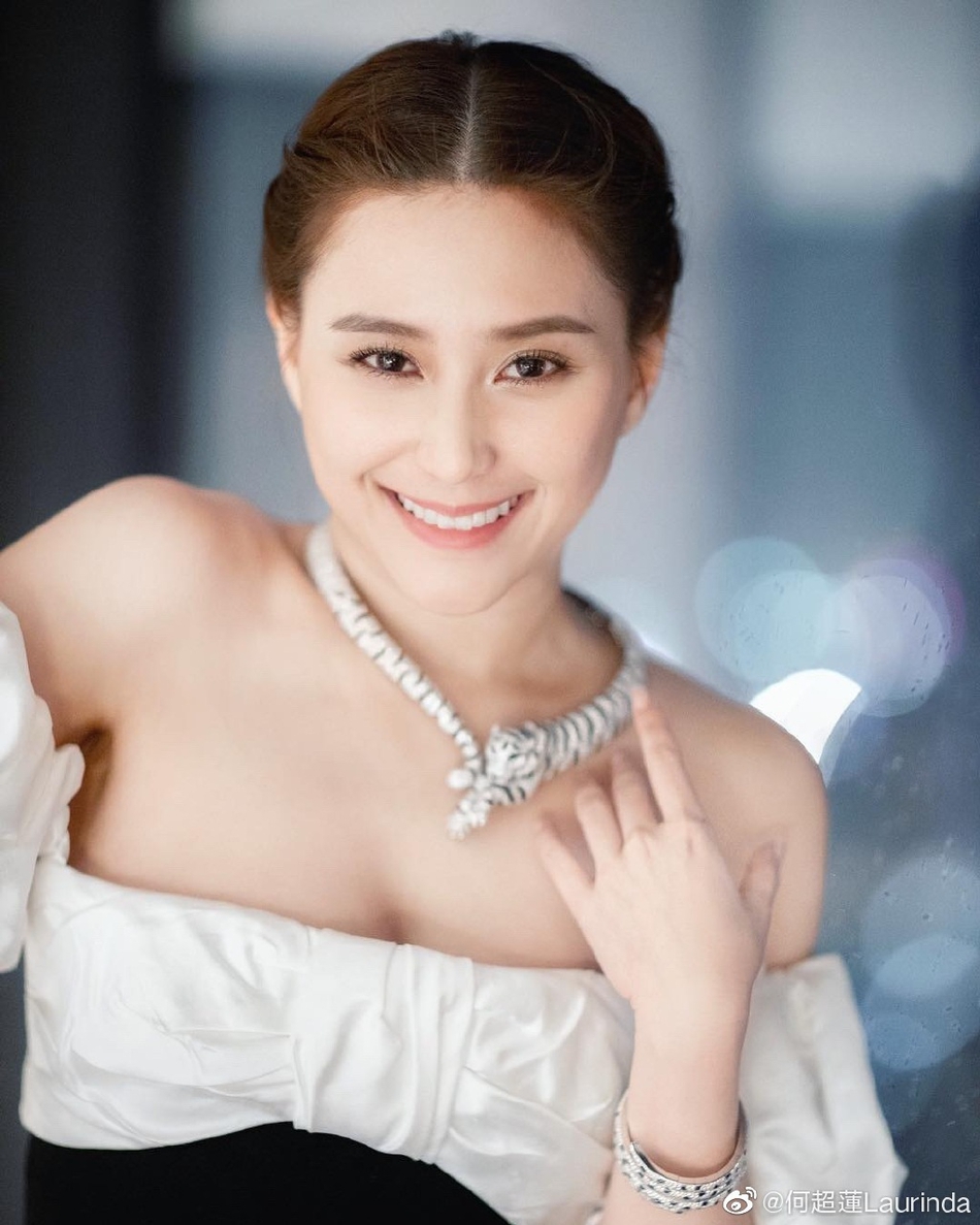 组图:赌王千金何超莲千里探班男友窦骁 亲密对视甜笑羡煞旁人