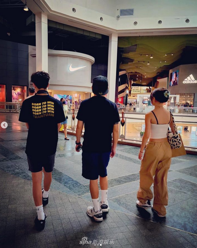 曹格晒与儿女逛街照 女儿打扮成熟儿子身高已超爸爸