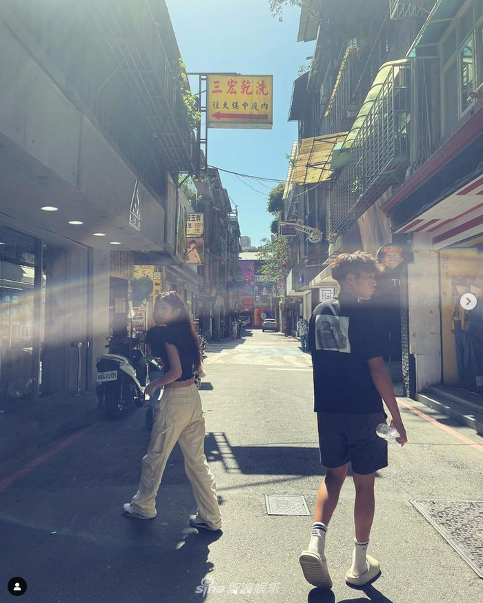 曹格晒与儿女逛街照 女儿打扮成熟儿子身高已超爸爸