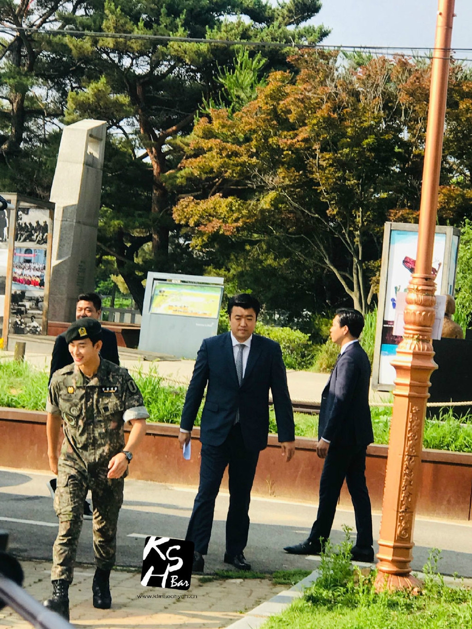 组图：都教授回来了！金秀贤退伍 向众多等候粉丝敬礼致谢