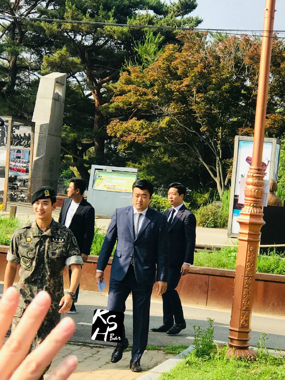 组图：都教授回来了！金秀贤退伍 向众多等候粉丝敬礼致谢
