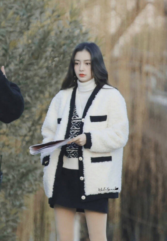 组图:angelababy新剧路透曝光毛绒外套配超短裙大秀美腿第2张图片 组图:angelababy新剧路透曝光毛绒外套配超短裙大秀美腿第2张图片