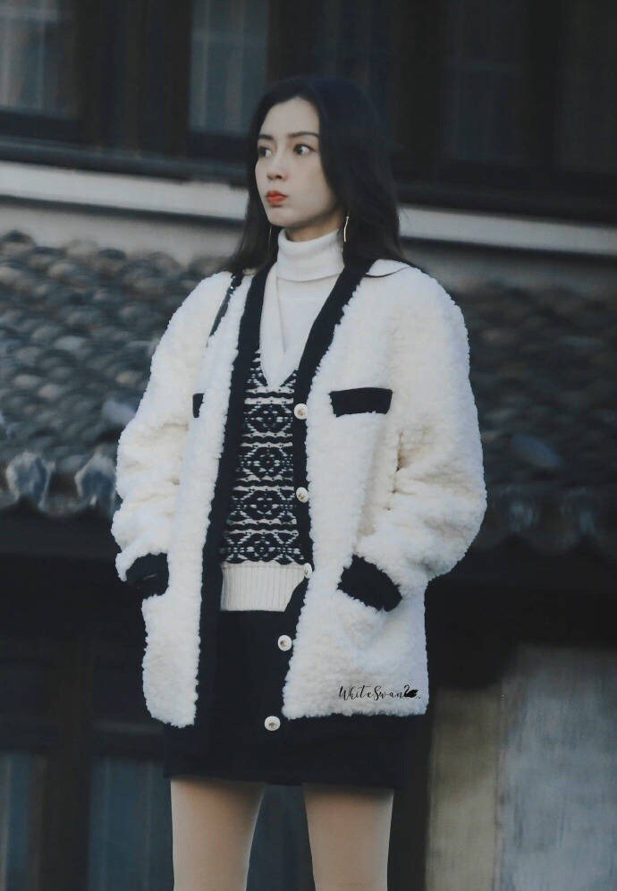 组图:angelababy新剧路透曝光毛绒外套配超短裙大秀美腿第4张图片 组图:angelababy新剧路透曝光毛绒外套配超短裙大秀美腿第4张图片