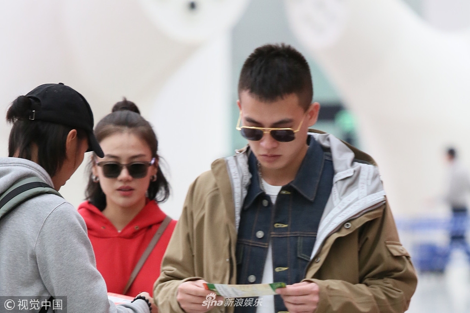 组图:撒糖!欧豪为马思纯庆生后同框现身 获"准岳母"同行