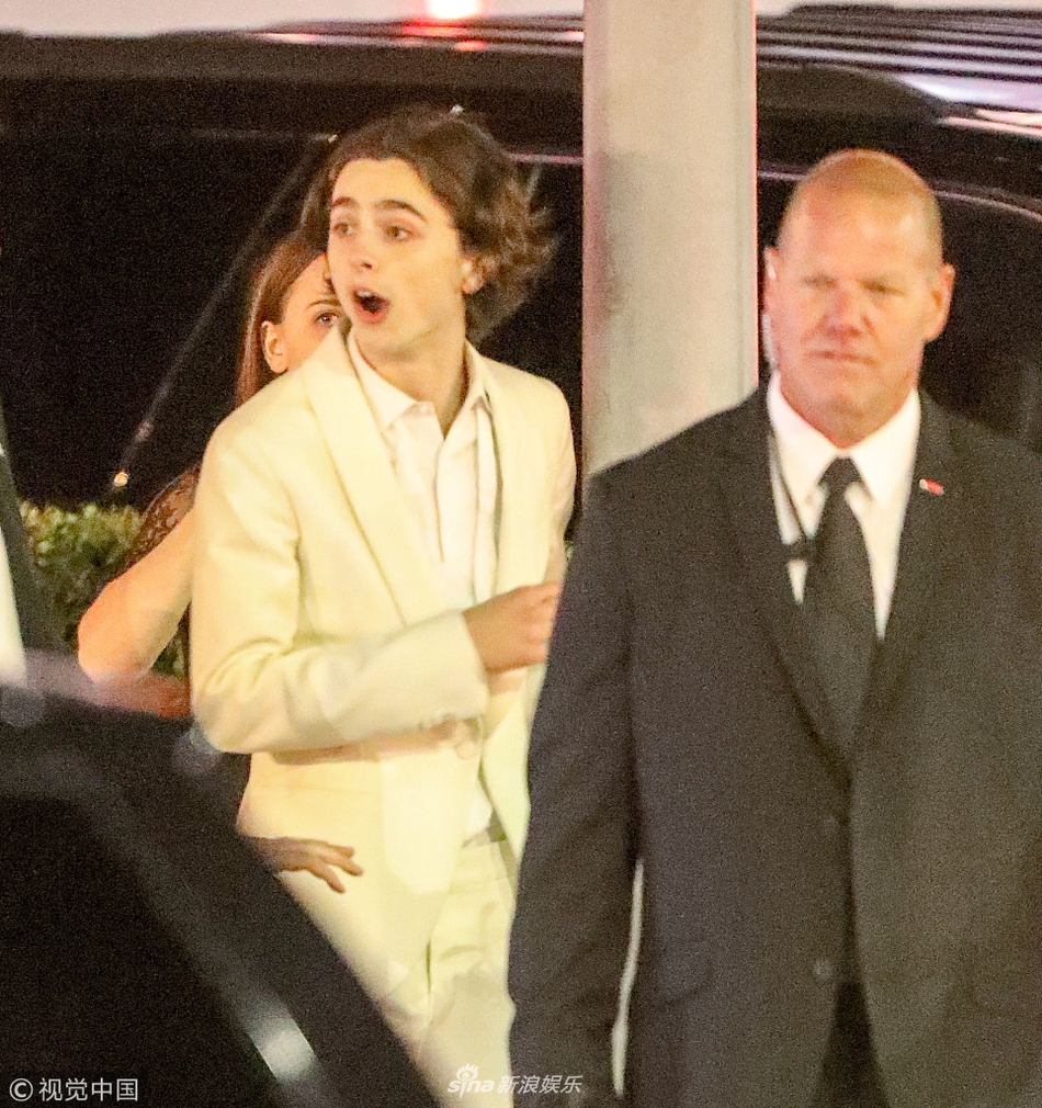 组图:甜茶与高颜值妹妹同框 张O型嘴放送超萌