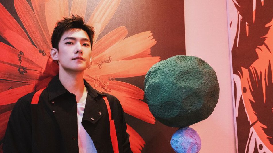 杨洋《凡人修仙传》路透曝光 高马尾造型清爽帅气