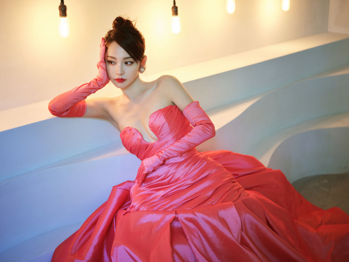 张嘉倪粉色抹胸长裙身材曼妙 与李一桐同框比心画面养眼