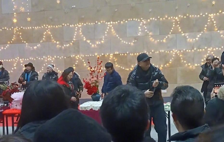 组图：王家卫执导首部电视剧 胡歌《繁花》剧组杀青路透_1