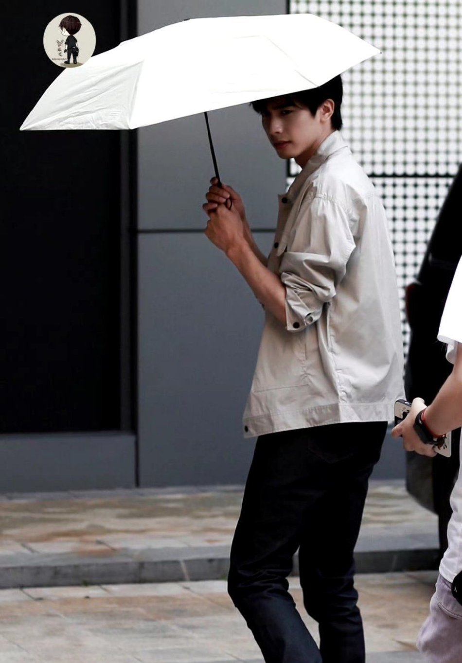 宋威龙《七根心简》近日开机 路透曝光长腿帅气十足