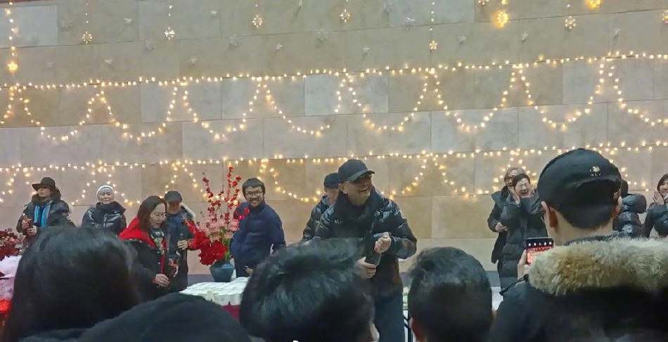 组图：王家卫执导首部电视剧 胡歌《繁花》剧组杀青路透_0