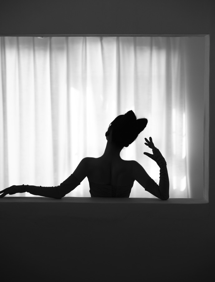 张嘉倪粉色抹胸长裙身材曼妙 与李一桐同框比心画面养眼