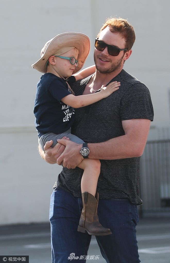 chris pratt儿子,chrispratt 当地时间2017年8月13日,纽约,克里斯·帕拉特(chris pratt)抱儿子前去