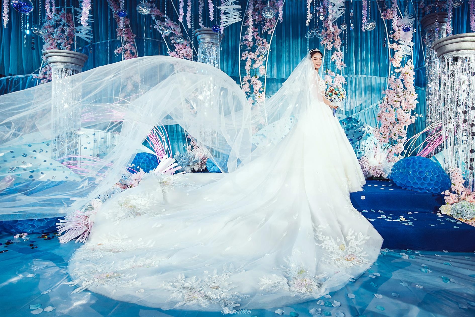 求婚婚纱图片_美女穿婚纱现场求婚(3)